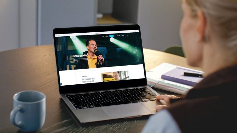 Frau schaut sich die neue Webseite von Amadeus Banerjee an