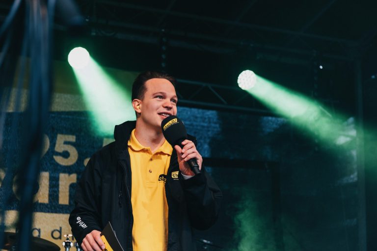 Amadeus Banerjee alsModerator auf der Charivari-Bühne beim Corso Leopold in München.