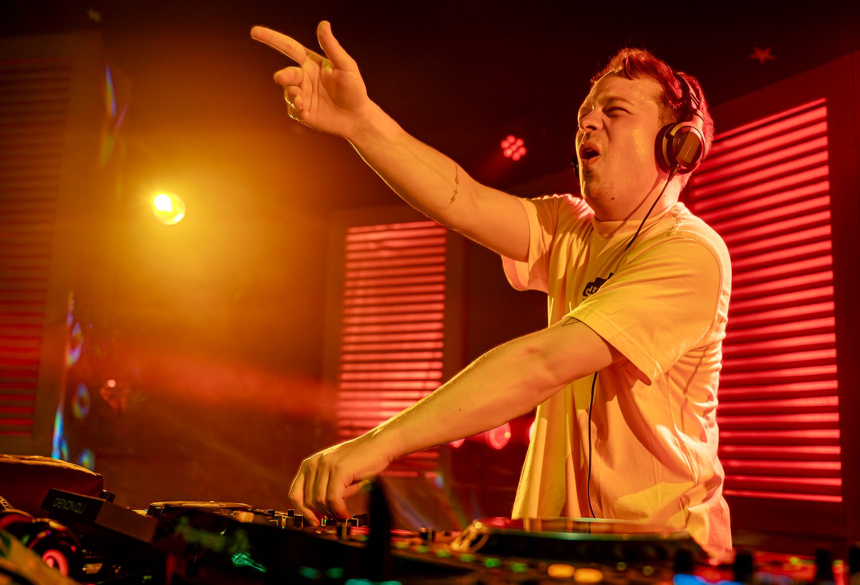 Amadeus Banerjee als DJ bei einer Party in München