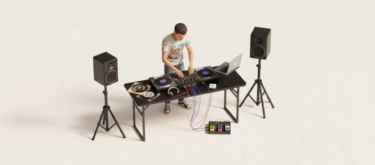 Isometrische Illustration eines DJs an einem Mischpult mit Turntables, Laptop, Lautsprechern und Effektpedalen vor hellem Hintergrund.